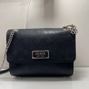 Guess väska  - Säljer min fina handväska, mycket omhändertagen samt ny skick, använd endast fåtal tillfällen. Pris kan diskuteras vid snabba affärer. 