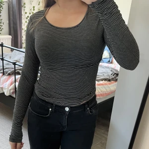 Svart randig tröja - Bra skick, säljer då den inte kommer till användning.