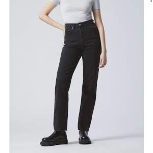 Säljer dessa svarta jeans från Weekday modellen ROWE. Storlek W27 L30. Nypris på hemsidan är 590. 