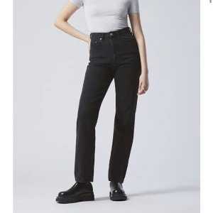 Jeans weekday - Säljer dessa svarta jeans från Weekday modellen ROWE. Storlek W27 L30. Nypris på hemsidan är 590. 