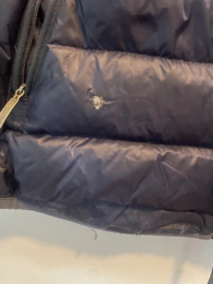 Parajumper - Västen är sliten och har ett håll vid fickan. Det är en gammal modell men den är 100 procent äkta 