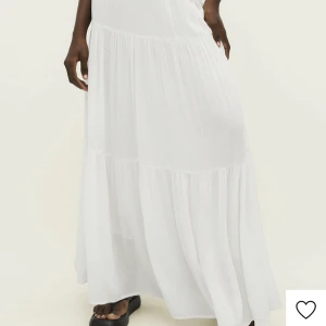 Kjol - Säljer denna populära kjol från stradivarius! Superfin men råkade beställa två! 💓💓Aldrig använd och har prislappen kvar!  