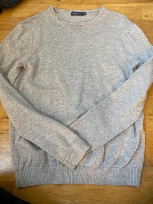 Stickad tröja  - Stickad grå tröja, aldrig andvänt. Storlek S  Priset + frakt 