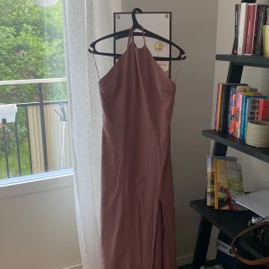 Perfekta wedding guest klänningen  - Nelly Eve klänning i storlek 38.