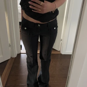 Populära hm byxor! - Säljer dessa populära hm byxorna, säljer då dem inte kommer till användning tyvärr, skicket är som nytt å dem e bara använda 1 gång. Dem är i st 38 men passar mig som har st 36 vanligtvis