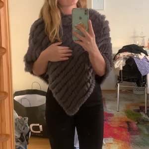 Pälsponcho - Köpt för 600kr, säljer pga inte min stil. 