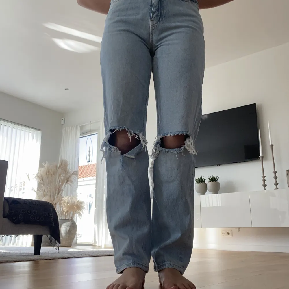 Blåa jeans från Gina tricot i storlek 34.. Jeans & Byxor.