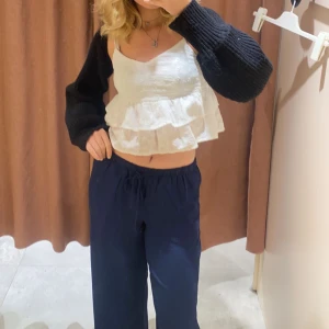 Linnebyxor  - Säljer dessa snygga mörkblåa lågmidjade linnebyxor från Gina tricot ❤️ Anvönda bara en gång så dom är i bra skick😊