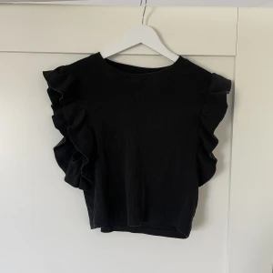 Topp från zara  - Säljer denna trendiga topp från zara! Köparen står för frakt!💕skriv för fler bilder!