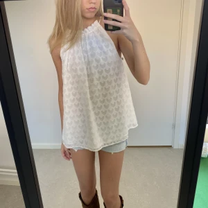 Vitt linne - Jätte söt vit mönstrad topp med smala axelband!🤍🤍