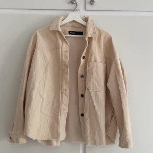 Beige Manchester jacka från Zara - Beige Manchester randig jacka från Zara i storlek M. Knappt använd mycket snygg. 