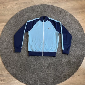 fred Perry tröja  - En blå fred Perry tröja 