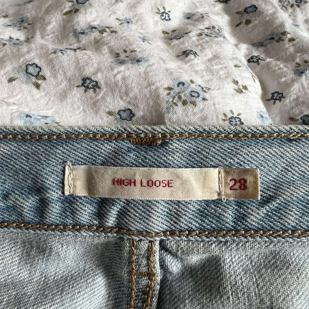 Levis high loose jeans. Använda max 5 gånger. Nypris 1349 Kan skicka fler bilder om man är intresserad! . Jeans & Byxor.
