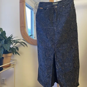 Lång manchester kjol M - Snygg mönster, manchestertyg