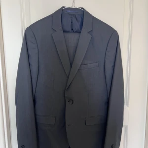 Marinblå Kostym stl 46 - Marinblå kavaj + byxa stl 46. H&M skjorta stl XS. GANT skjorta stl XS/S. Pris: 400 kr  Sökord: Kostym, Suit, Jack&Jones, GANT, H&M 