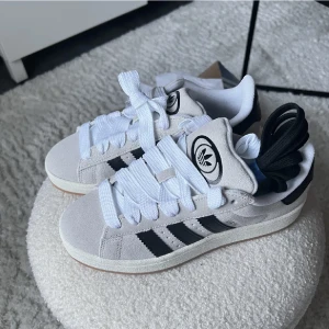 Adidas campus 00 - Säljer dessa sjukt snygga och eftertraktade Adidas Campus 00s som är helt slutsålda överallt! Använda ca 3 gånger och skicket är så gott som perfekt! Köp direkt 1600