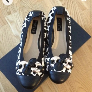 Ballerinaskor - Lånad första bild.  Ballerinaskor från novita med komönster. Storlek 41 men passar mig som har storlek 40. Dyra i inköp, använda 3 ggr