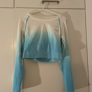 Croppad träningstrröja från ICIW - Croppad träningströja från icaniwill. Legat länge i garderoben men ej använda mycket, fint skick. Strlk S. Om ni önskar bild på hur tröjan sitter på är det bara att fråga! Pris+frakt