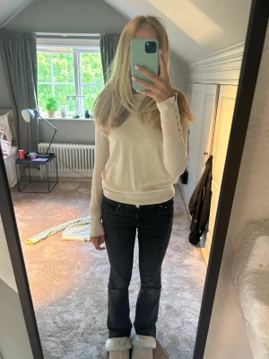 Snygg stickad zara tröja! - Säljer min snygga zara tröja som är tunt stickad med knappar på ärmarna ,köpt förra sommaren men nu på senaste har den inte kommit till användning