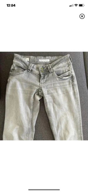 Grå pepe jeans - Säljer mina fina pepe jeans i färgen ljusgrå jag köpt hör på Plick! Säljer då dom inte sitter som jag vill på mig. Midjemått: 78, Innerbensmått: 82💗