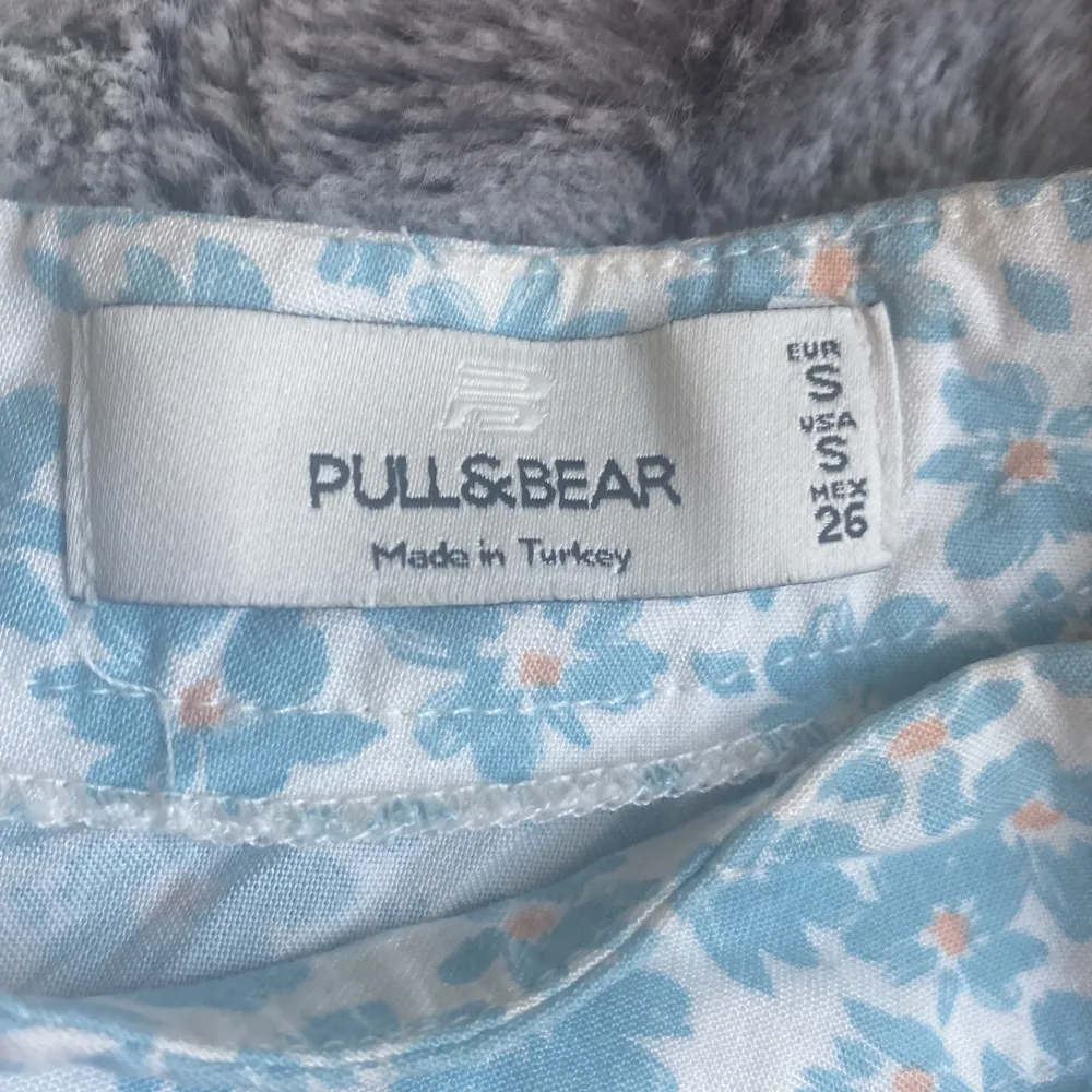 Jättesöt blommig kjol från pull&bear Perfekt för sommarn☀️ Kan mötas upp/ skicka💕. Kjolar.