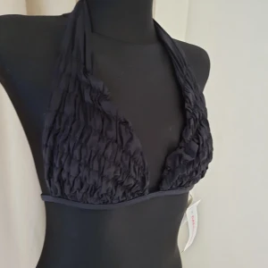 Calzedonia bikini  - Helt ny calzedonia bikini topp.  Den är svart med insytt mönster i tyget! Spänns själv med tjockare band runt halsen och runt band i ryggen!🖤