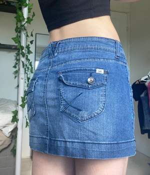 Lågmidjad jeanskjol med coola fickor Midjemått: 84 cm Längd: 33 cm