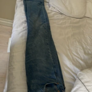 Levis 501 - Knappt använda levis 501. Köpta på zalando i mars för 1100. Jag säljer dem för de är för tajta och kan därför inte böja mig ner med de 