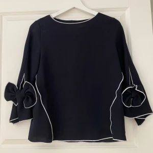 Blus  - Söt zara blus i marinblåa med rosetter på armarna i storlek s
