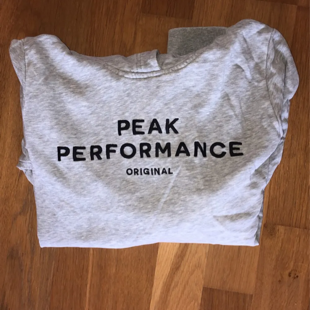 Fin grå peak performance hoodie för barn i Stl 150. Hoodies.