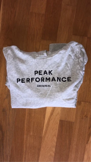 Peak performance hoodie  - Fin grå peak performance hoodie för barn i Stl 150