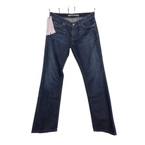 Ett par helt nya Only jeans med prislappar, lågmidjade och raka med något utsvängda ben. 