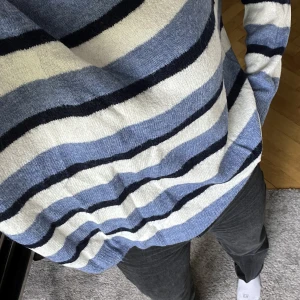Sickad randig tröja - Stickad tröja från H&M. Helt okej skick. Fråga om ni vill ha fler bilder eller har några frågor🤍