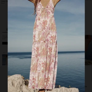 Klänning från Zara  - Säljer den här super somriga klänningen ifrån Zara som aldrig är använd endast testad 1 gång. Det är storlek S🌸Säljer då den var för liten för mig✨ (säljer för samma pris som jag köpte den för då den aldrig är använd)