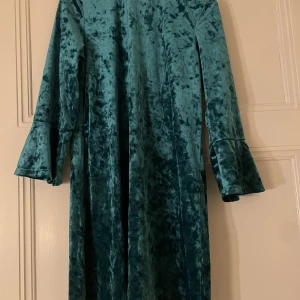 Klänning från Monki - Turkos festklänning i sammetsliknande tyg från Monki, strl:S. Endast använd ett fåtal gånger, därav i mycket gott skick!
