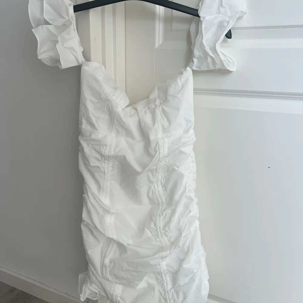 Säljer denna helt nya studentklänning för 160kr i storlek M. Helt ny, aldrig använd!. Klänningar.