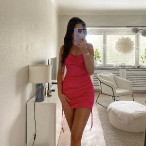 Klänning  - Råsa silkes klänning, har även lika dan i mörk grön. Stork xs i båda 