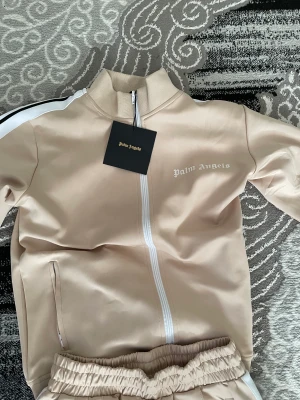 Palm angels dress  - Palm angels dress, limited edition, skön att ha på sig ingår med påse oanvänd 