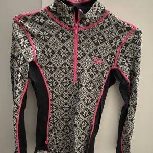 Kari Traa tröja  - Mönstrad Kari Traa tröja. I väldigt gott skick. Storlek S.