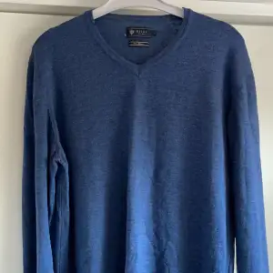 Blå tröja från riley i stl XL