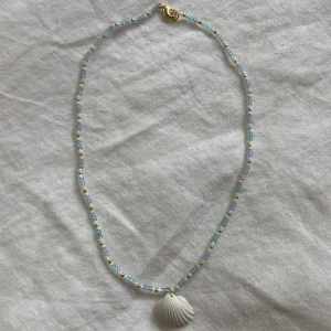 Snäckhalsband  - Går att köpa detta halsband, men även beställa ditt egna med valfria färger. Skicka ett meddelande för att se vilka färger som finns. Säljer fler snäckhalsband och armband🐚