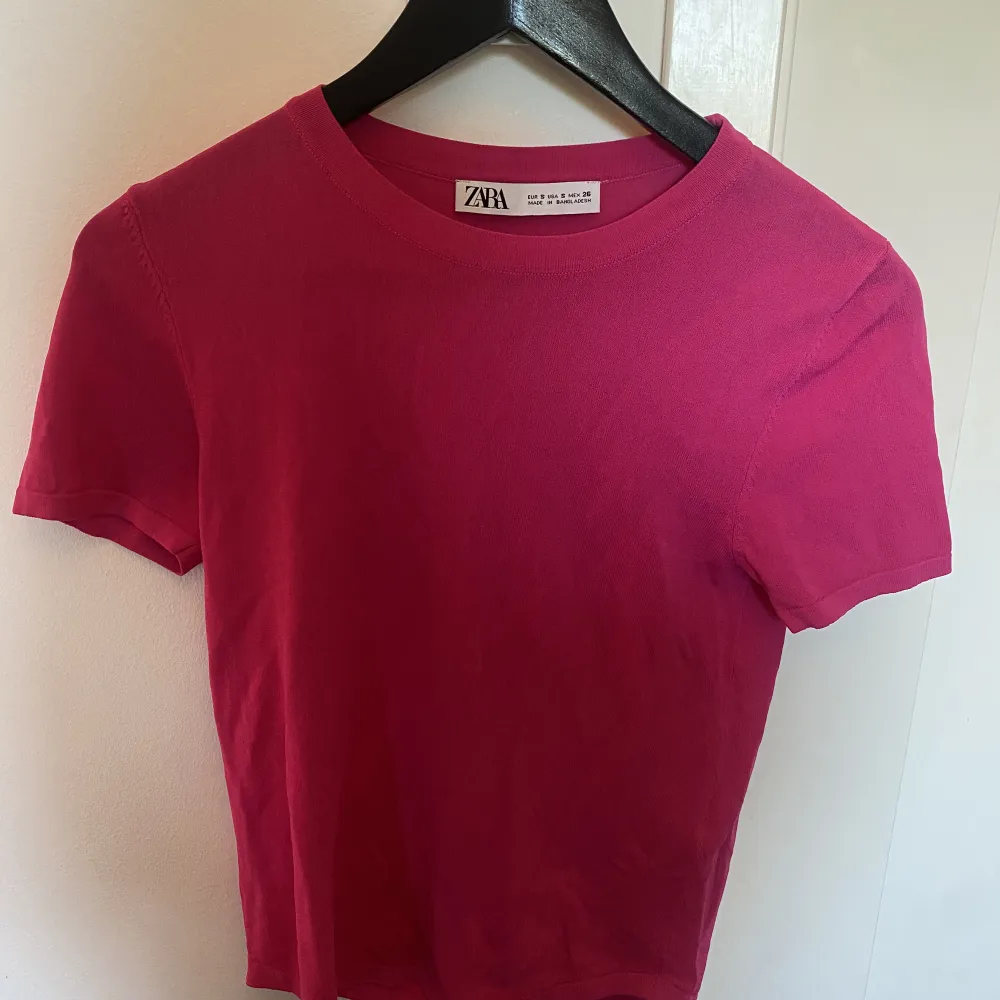 Säljer denna ganska tunna tröja från Zara då den inte kommer till användning! Använd ca 3 gånger💕 Den är jätte söt och perfekt till sommaren när det är varmt🌞🌸. T-shirts.