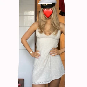 Klännung - Säljer min fina fina studentklänningen! Den är från början från zara men har sytt upp den och modifierat lite för att få den som jag ville. Bara använd på champangefrukost och mottagning men inte flaket! Strl xs