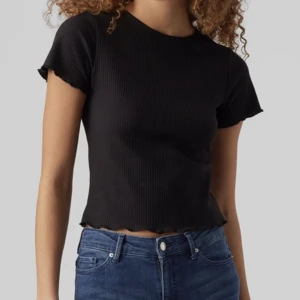 Ribbad T-shirt - Gina Tricot - Fin basic t-shirt från Gina, ribbad med volangdetaljer. Sällan använd! 💓