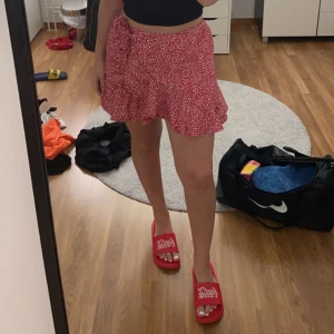 röd prickig kjol - en superfin röd kjol, med en liten volang och i storlek 38❤️