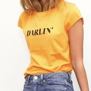 T-shirt - NA-KD - Gul t-shirt från na-kd, sällan använd! 💓