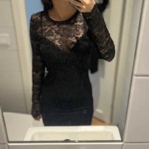 Klänning - Klänning med öppen rygg man kan knyta hela ryggen men jag har bara knyttit där uppe och ganska tajt knöt jag💕passar mig jätte bra som har storlek xs men det är S, den är från Nelly❤️som ny