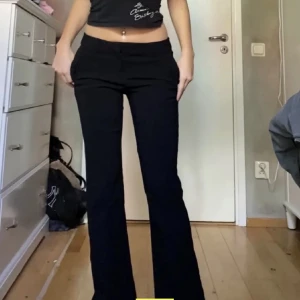 Bootcut low waist kostymbyxor  - Intressekoll på min kostymbyxor ifrån orsay❤️ är verkligen suuuuper snygga 🤌🏻🤌🏻