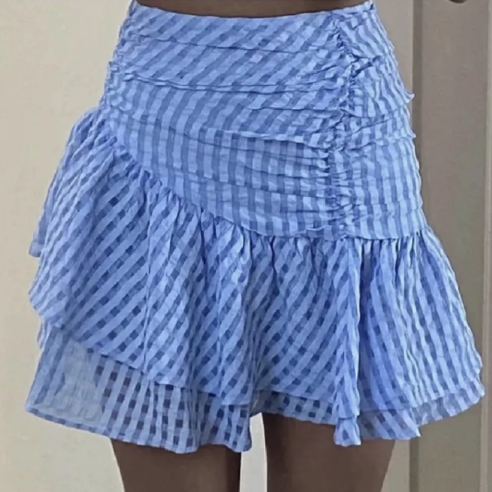 Säljer denna jättefina kjol från hm. Den är i storlek 32 men passar även 34. Använd ett fåtal gånger och är i nyskick. . Kjolar.