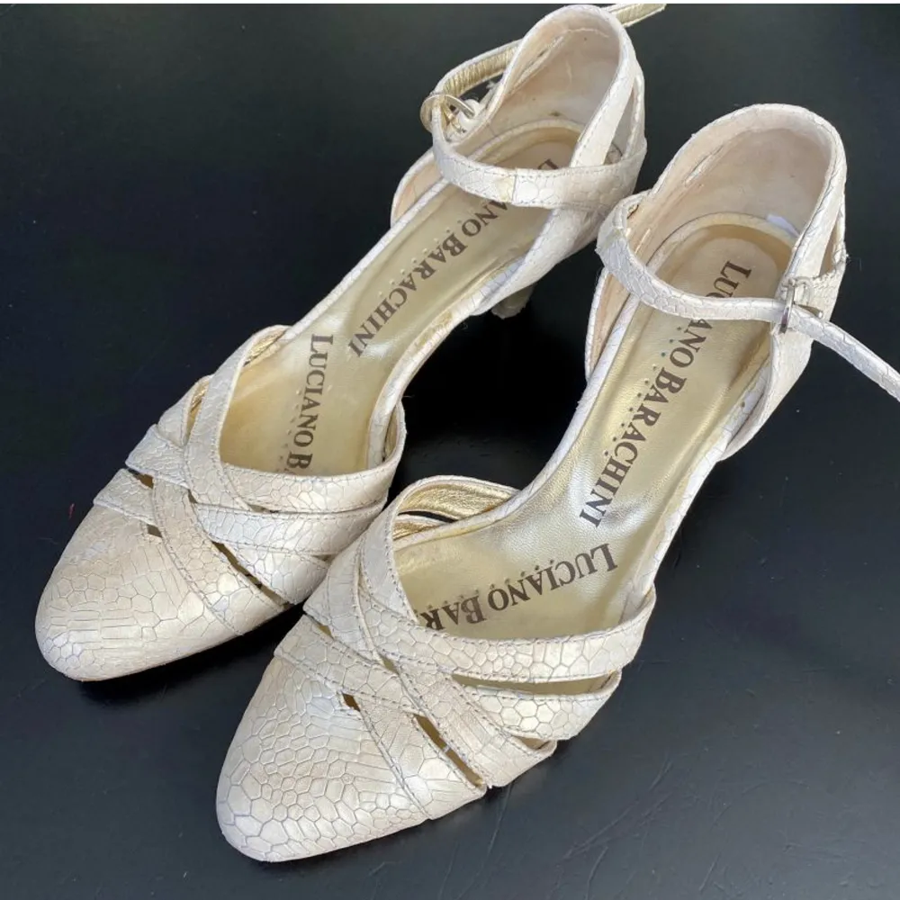 Säljer dessa superfina skor från Luciano Barachini! Perfekta nu till studenten. Köptes för 1000kr men säljer för 300kr då de bara varit använda två gånger. Strl 36,5 men passar även 37 💕. Skor.